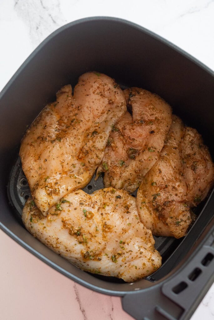 Kuřecí prsa umístěná v koši s fritéza