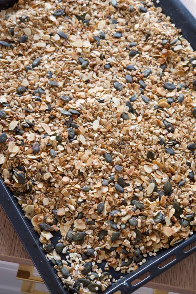 Sdílené müsli na pekařském podnosu