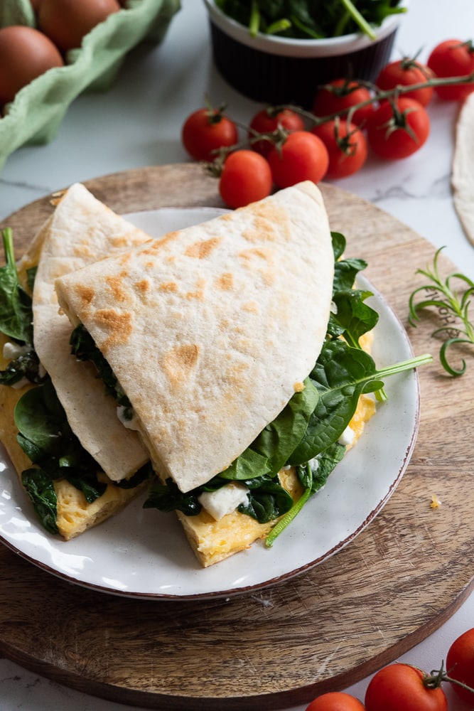 Tortilla na omeletě se špenátem a sýrem feta
