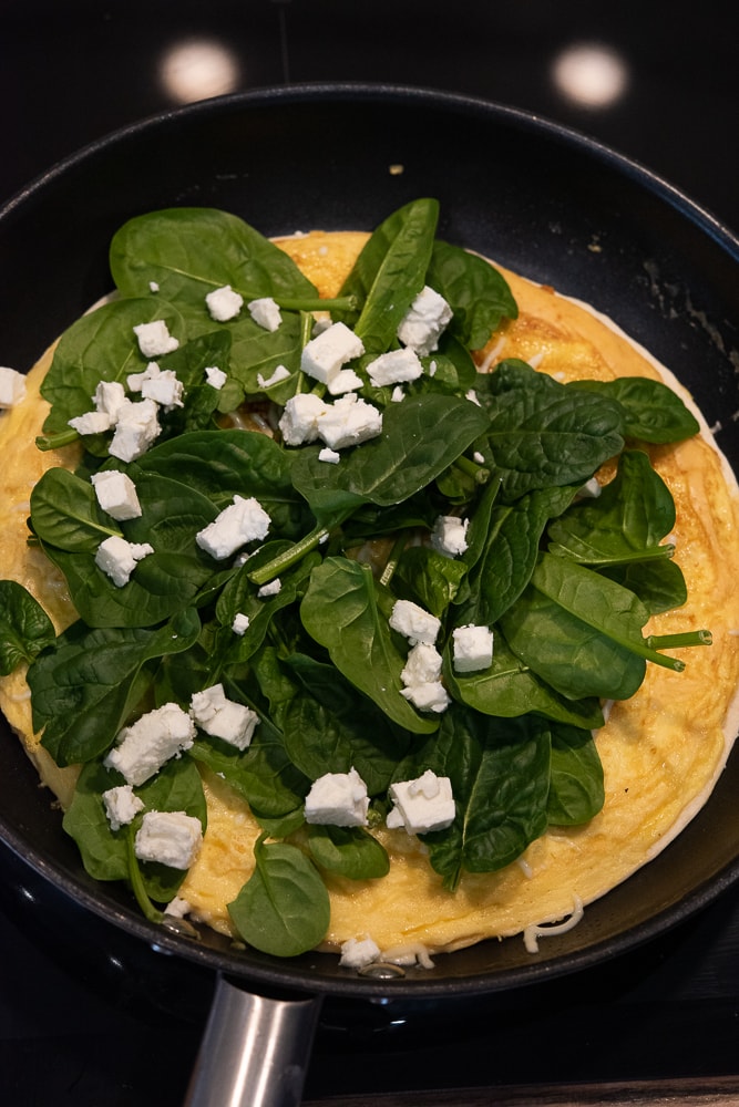 Tortilla s omeletou se špenátem a sýrem feta