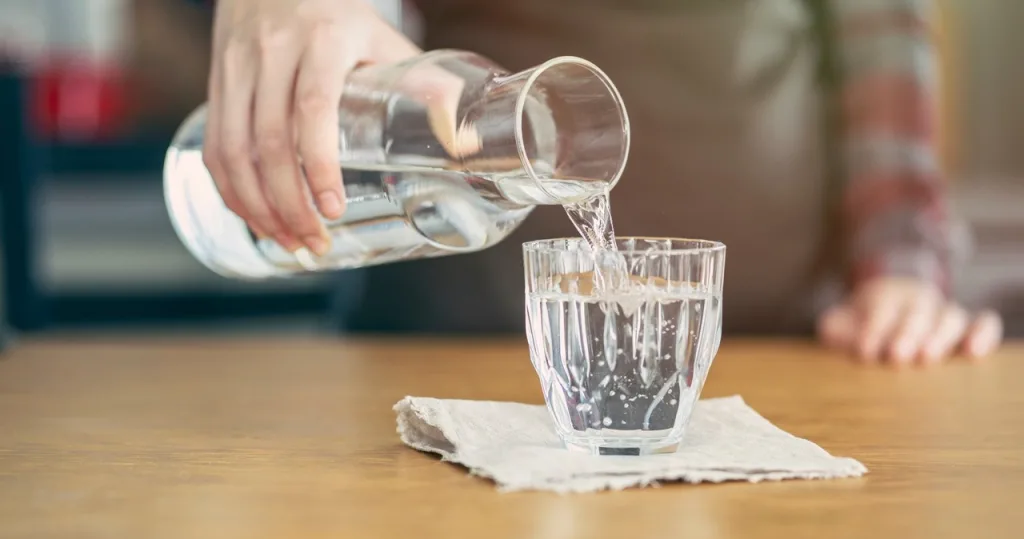 Přidejte do vody a pití každý den před snídaní. Čistí tělo a pomůže vám zhubnout 