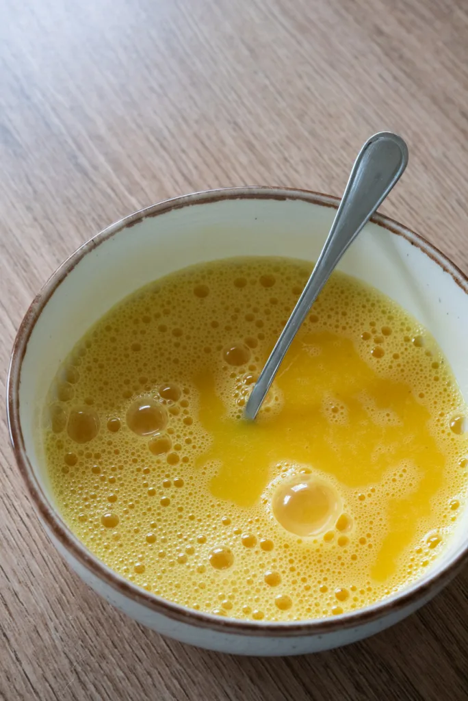 omlet z pieczarkami, szpinakiem i suszonymi pomidorami